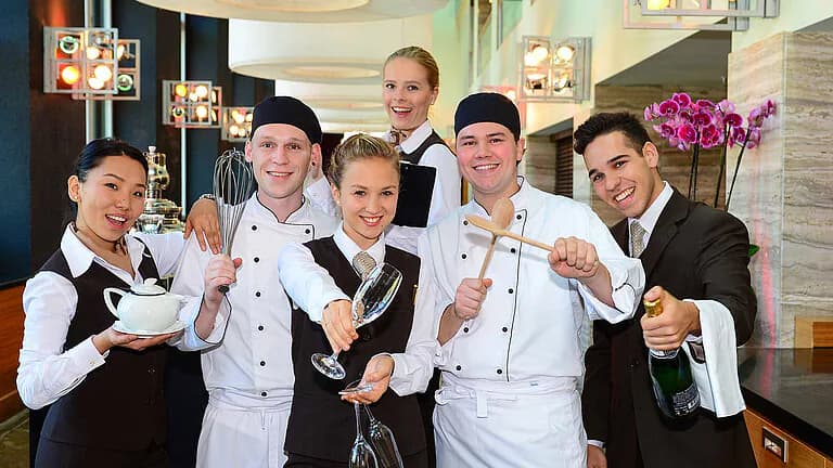 Đội ngũ ngành khách sạn và nhà hàng, chương trình du học nghề Ausbildung tại Đức