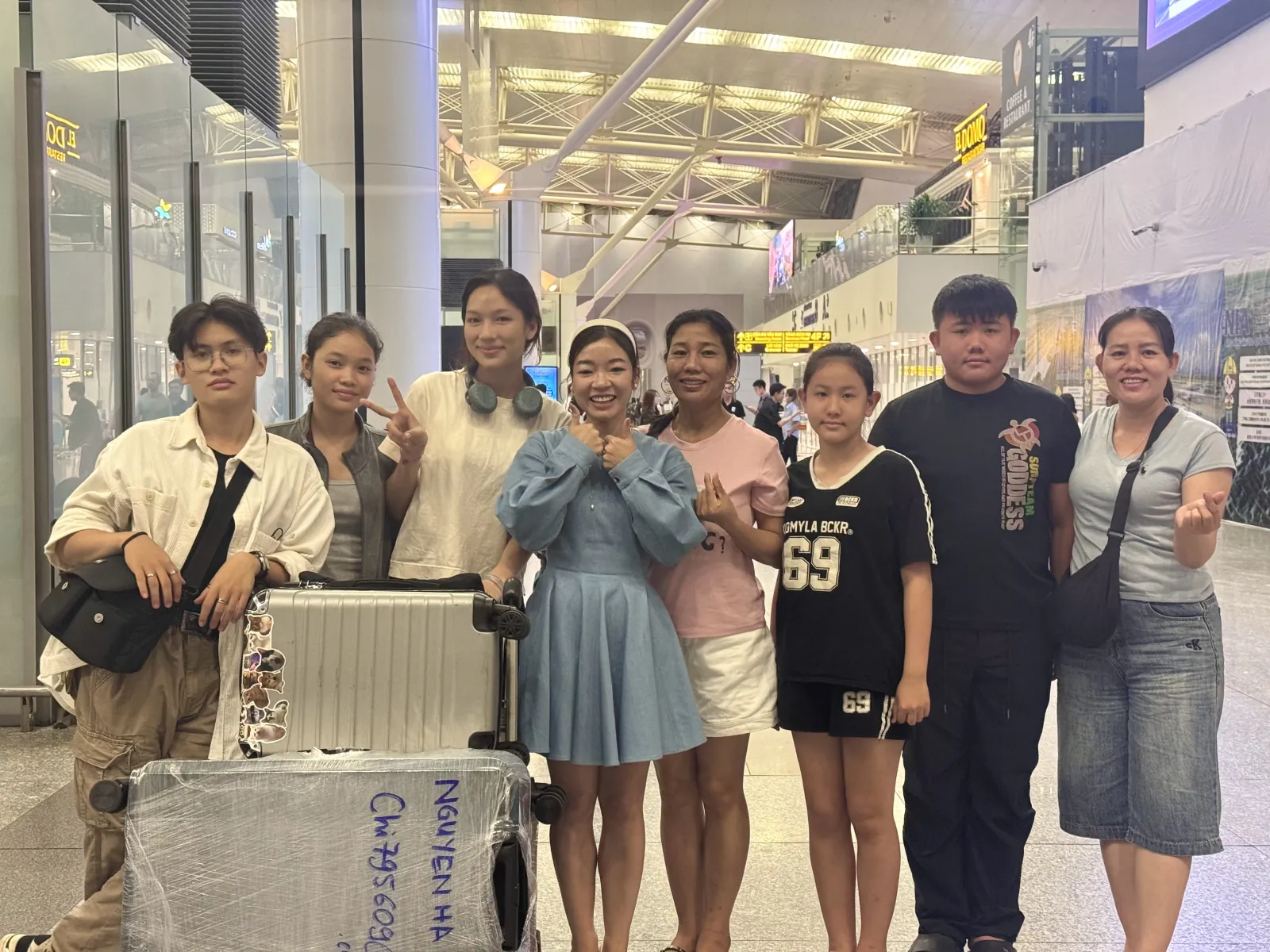 Gia đình đưa học viên NaNu NaNa ra sân bay trước ngày bay sang Đức