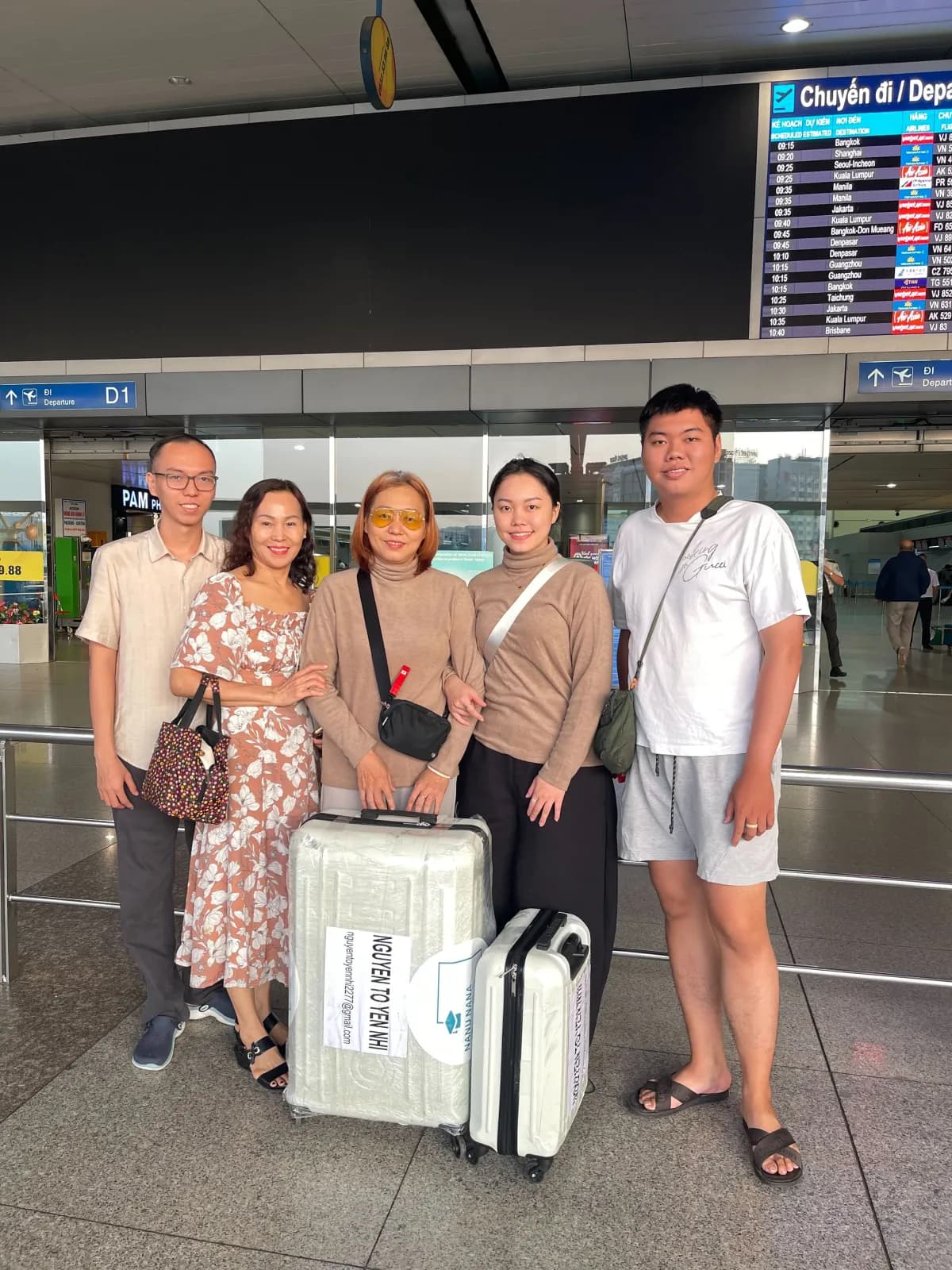 Gia đình tiễn học viên NaNu NaNa tại cửa khởi hành sân bay