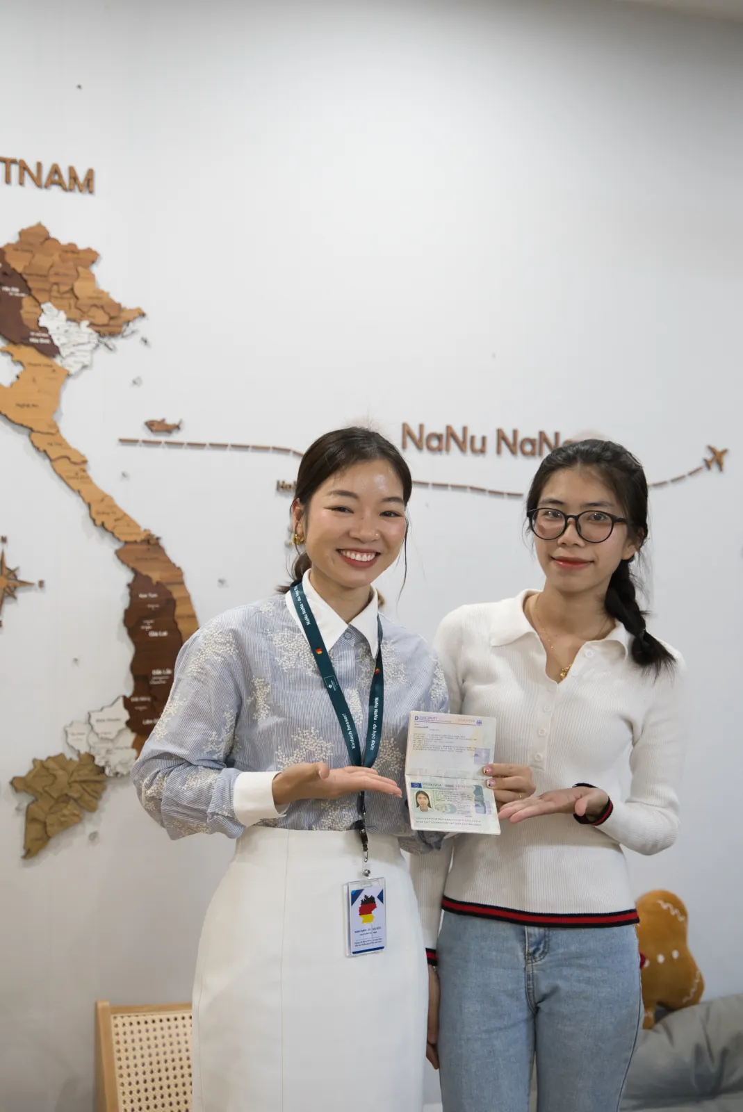 Học viên Minh Anh cầm visa Đức cùng cô giáo tại NaNu NaNa
